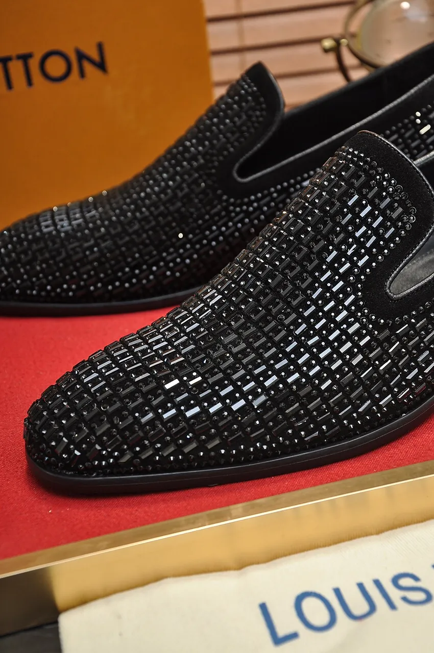 Men's men's shoes 💰560💶 [LV] (original single cowhide lining) 🍀LV's latest genuine leather business suit shoes are launched simultaneously on the official website. The first-layer cowhide imported from Italy is made of heavy gold, 💥1:1 rubber outsole from the official website. Versatile to wear, high-end without losing class, and the color combination is extraordinary. This four-season style is alluring when worn on your feet, showing off your big-name flair. Standard code 38-45 (45 customized)